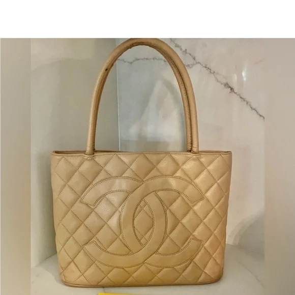 Chanel Medallion Caviar leather quilted purse - Picture 2 of 15